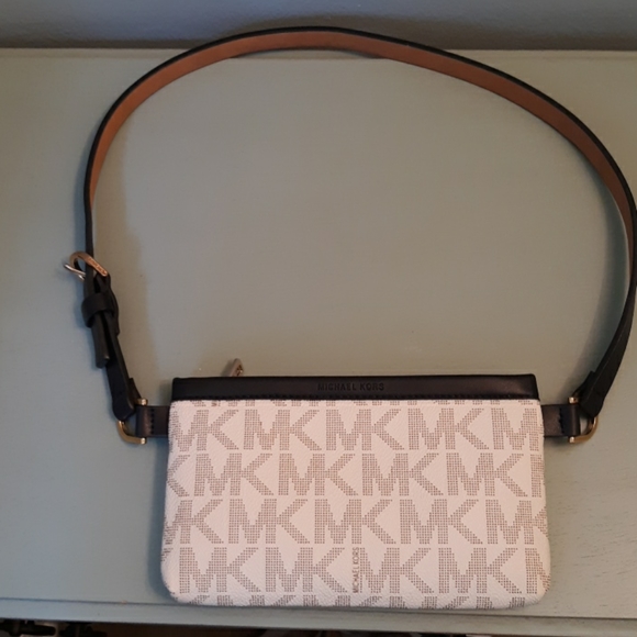 Michael Kors Handbags - Michael Kors Pursette